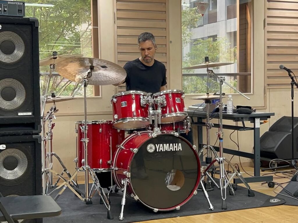 ドラマー🥁ジアンルカ・パルミエリ氏🥁来校！