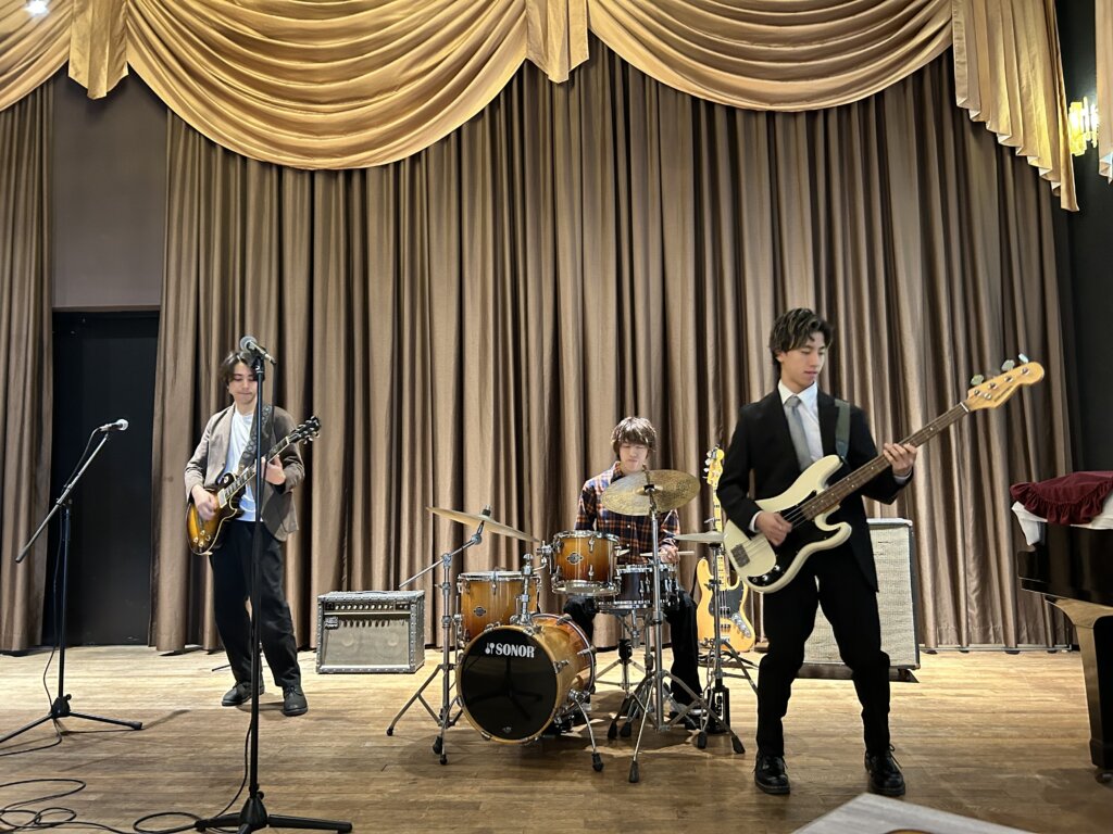 ショートフィルム『星屑のステージ』に在校生3名が​バックバンド出演！​