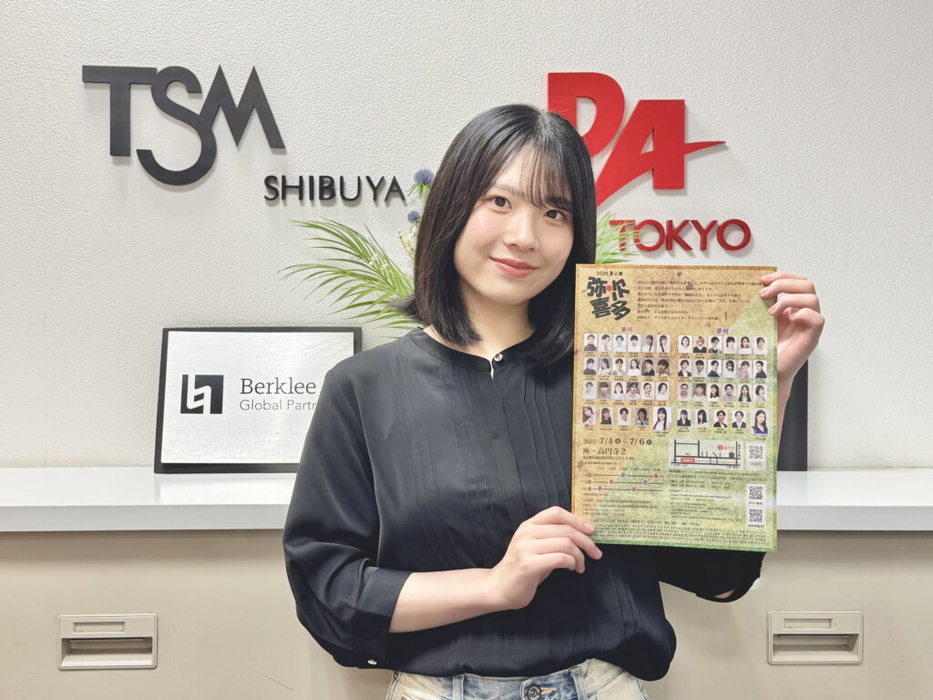 卒業生が出演舞台のご案内で学校に来てくれました！